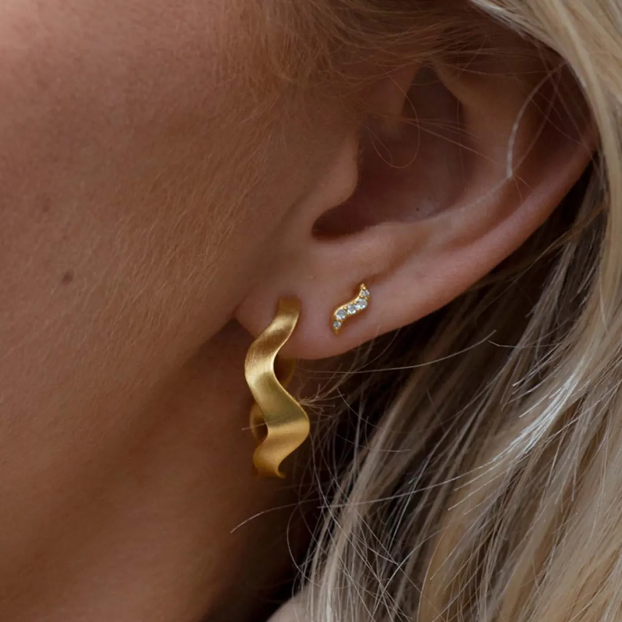BYBIEHL WAVE STUDS SPARKLE - 4-4025A-GP