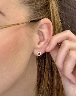 CHRISTOFFERSEN JEWELLERY ROSÉT ØRESTIKKER 14 KARAT GULD MED RUBIN OG BRILLANTER – 3070256G-RU