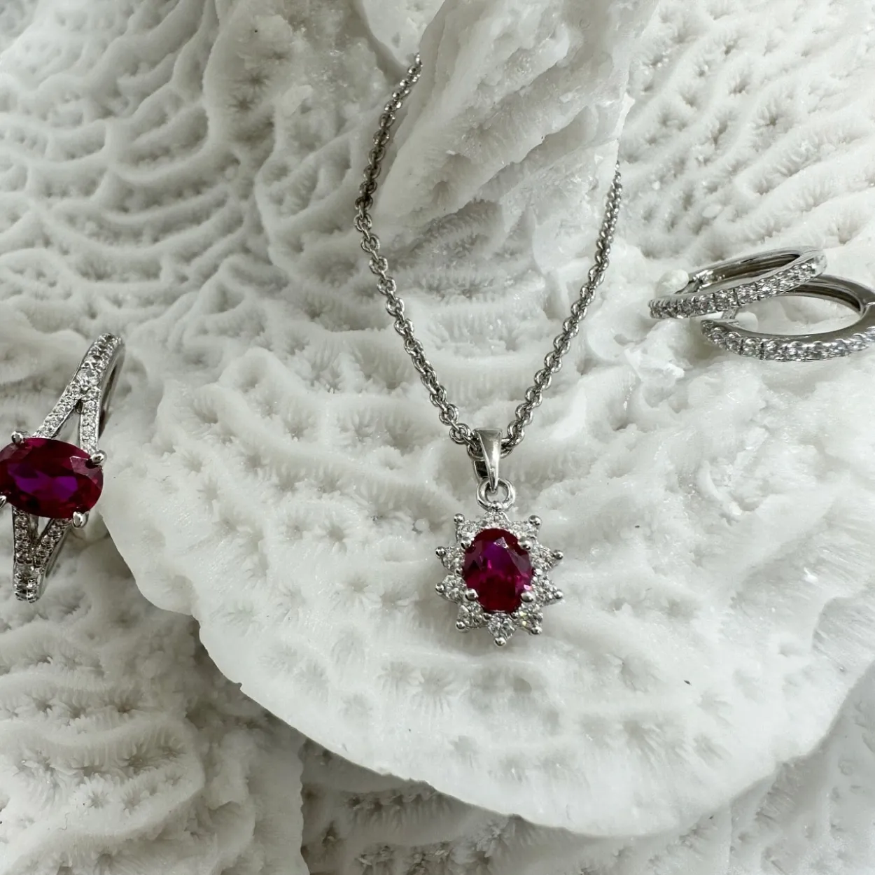 CHRISTOFFERSEN JEWELLERY SØLV RING RHODINERET MED SYNTETISK RØD RUBIN OG ZIRKONIA