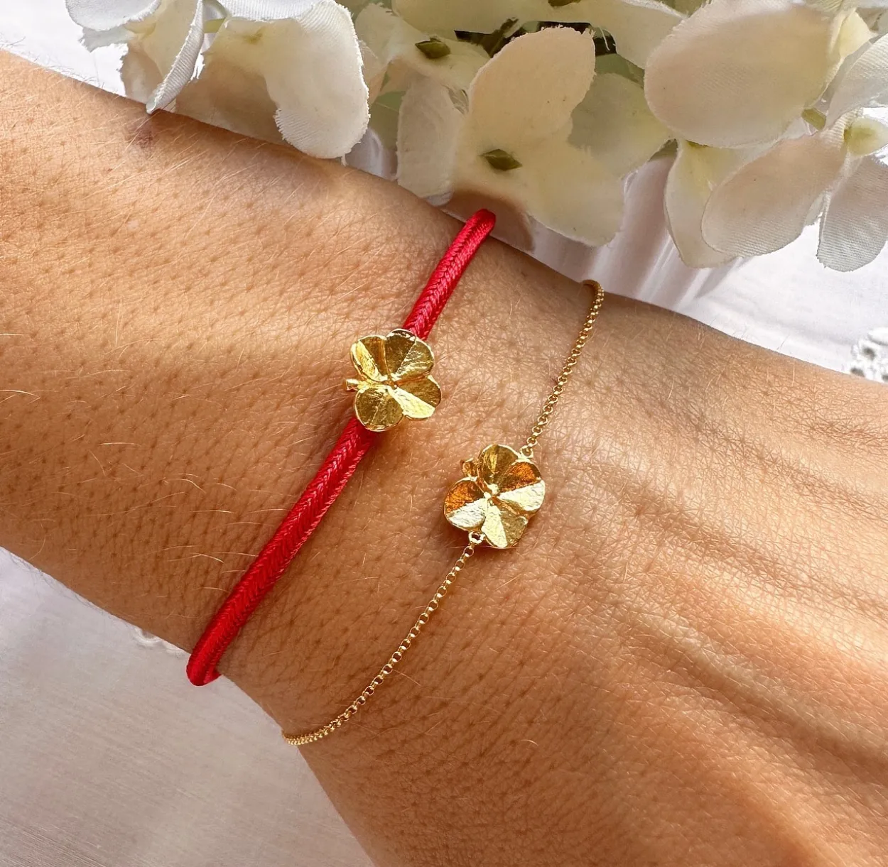 FLORA DANICA ARMBÅND RØDT SILKEBÅND MED FORGYLDT FIRKLØVER - FLC-SILK-RED-16-G