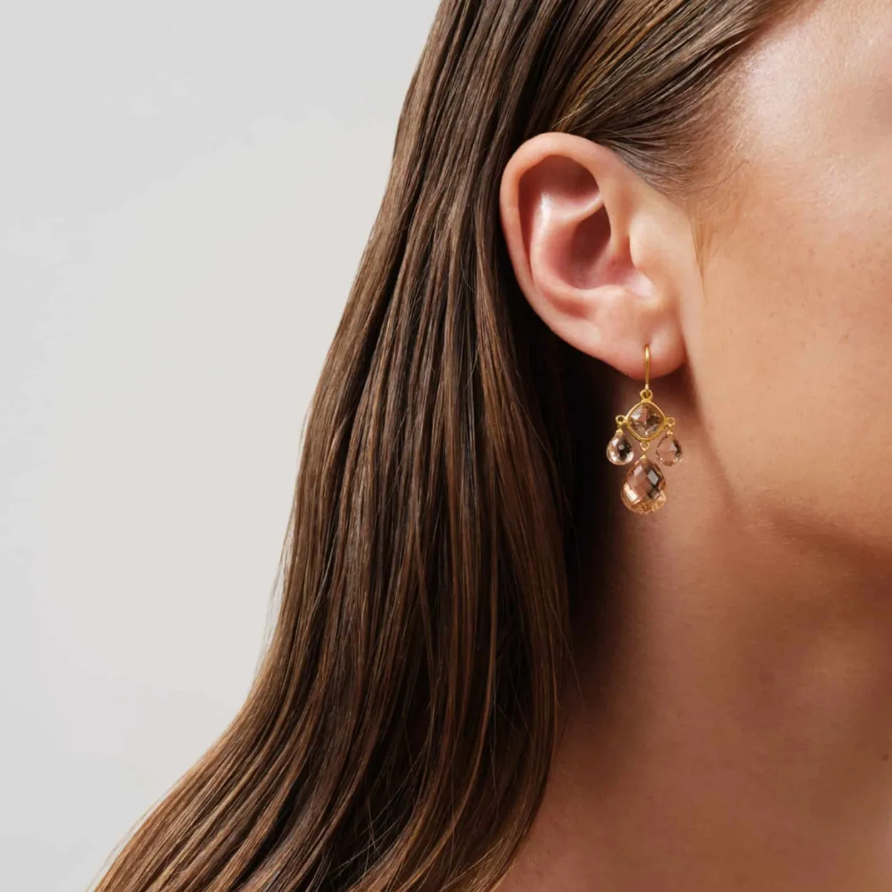 JULIE SANDLAU OLIVIA CHANDELIER ØRERINGE FORGYLDT SØLV MED PEACH MORGANIT - HKS777GDPEAMOCR