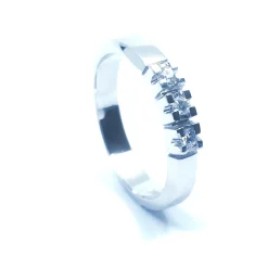 14 KT. ALLIANCE RING HVIDGULD MED BRILLANT 3X0,03 CT. W/SI
