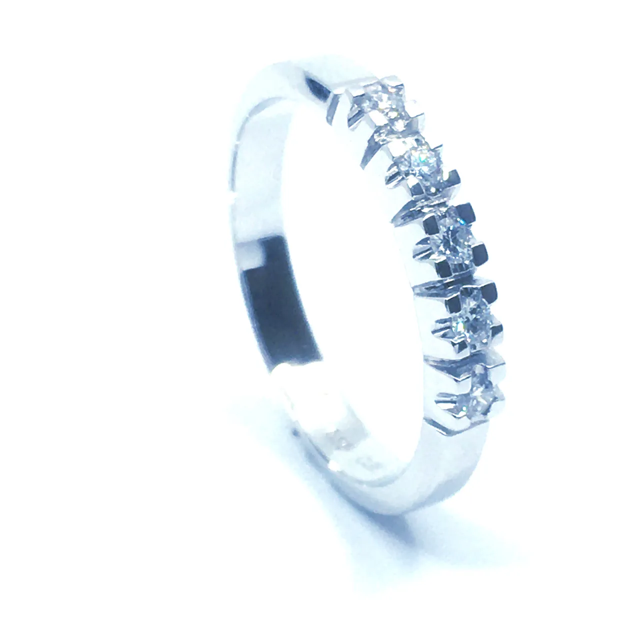 14 KT. ALLIANCE RING HVIDGULD MED BRILLANT 5X0,03 CT. W/SI