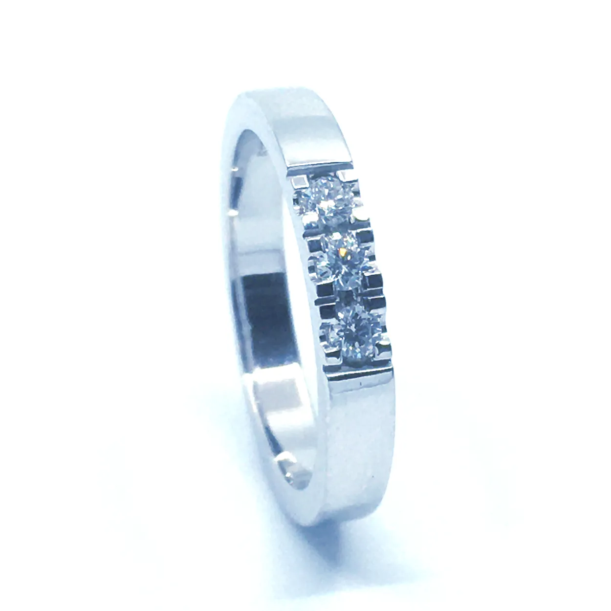 14 KT. ALLIANCE RING HVIDGULD MED BRILLANT 3X0,05 CT. W/SI