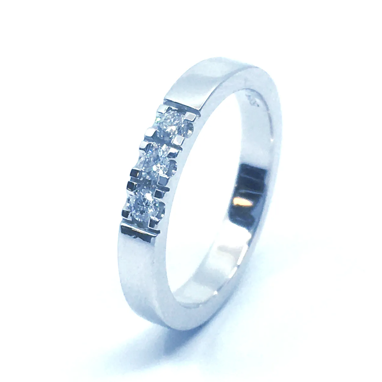 14 KT. ALLIANCE RING HVIDGULD MED BRILLANT 3X0,05 CT. W/SI