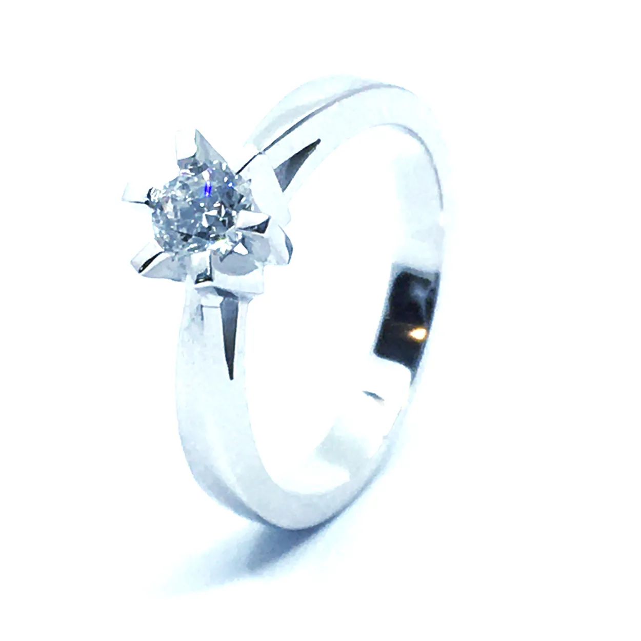 14 KT. HVIDGULD CARLA RING MED BRILLANT 0,38 CT. W/SI