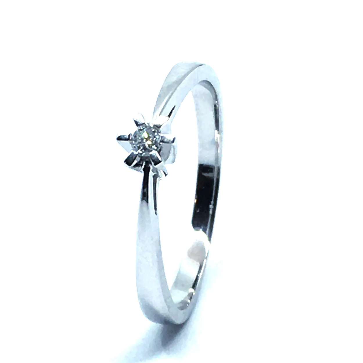 14 KT. HVIDGULD CARLA RING MED BRILLANT 0,05 CT. W/SI