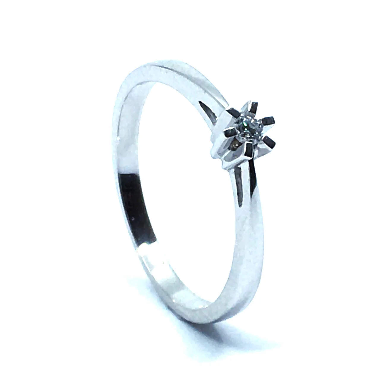 14 KT. HVIDGULD CARLA RING MED BRILLANT 0,05 CT. W/SI
