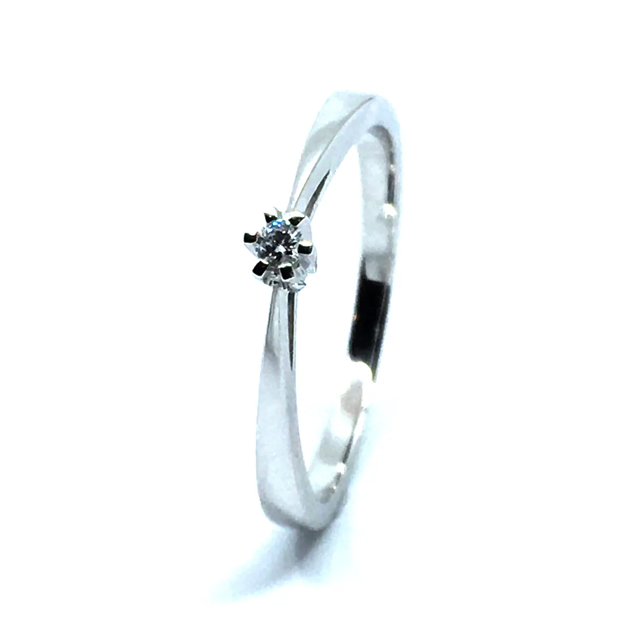 8 KT. HVIDGULD CARLA RING MED BRILLANT 0,03 CT. W/SI