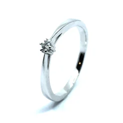8 KT. HVIDGULD CARLA RING MED BRILLANT 0,03 CT. W/SI