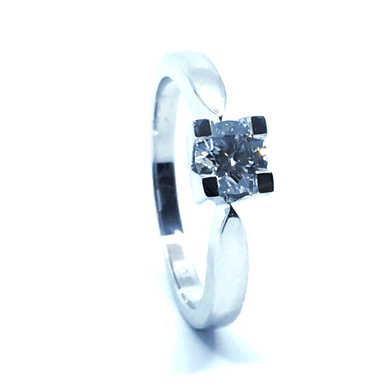 14 KT. HVIDGULD EVA RING MED BRILLANT 0,50 CT. W/SI