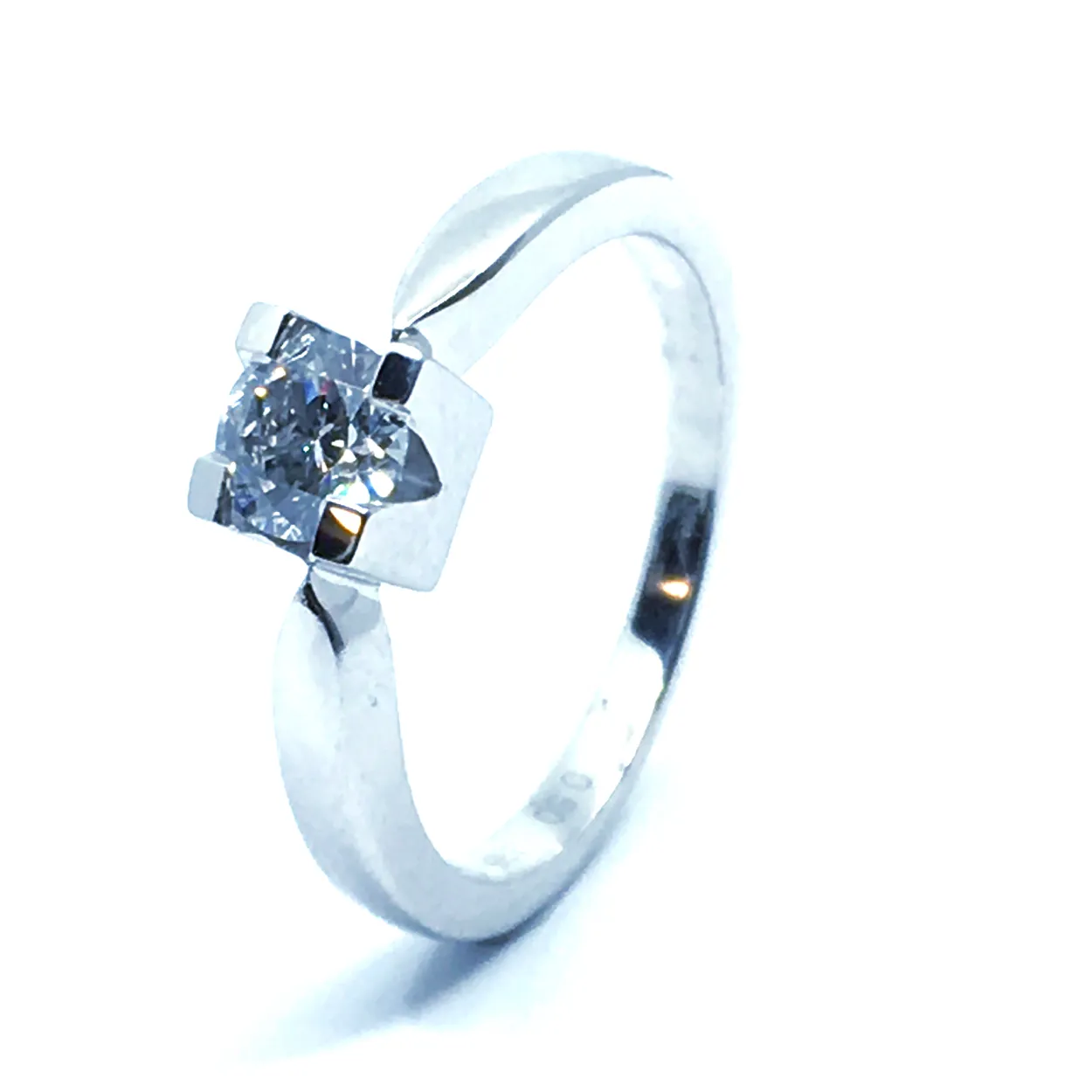 14 KT. HVIDGULD EVA RING MED BRILLANT 0,50 CT. W/SI