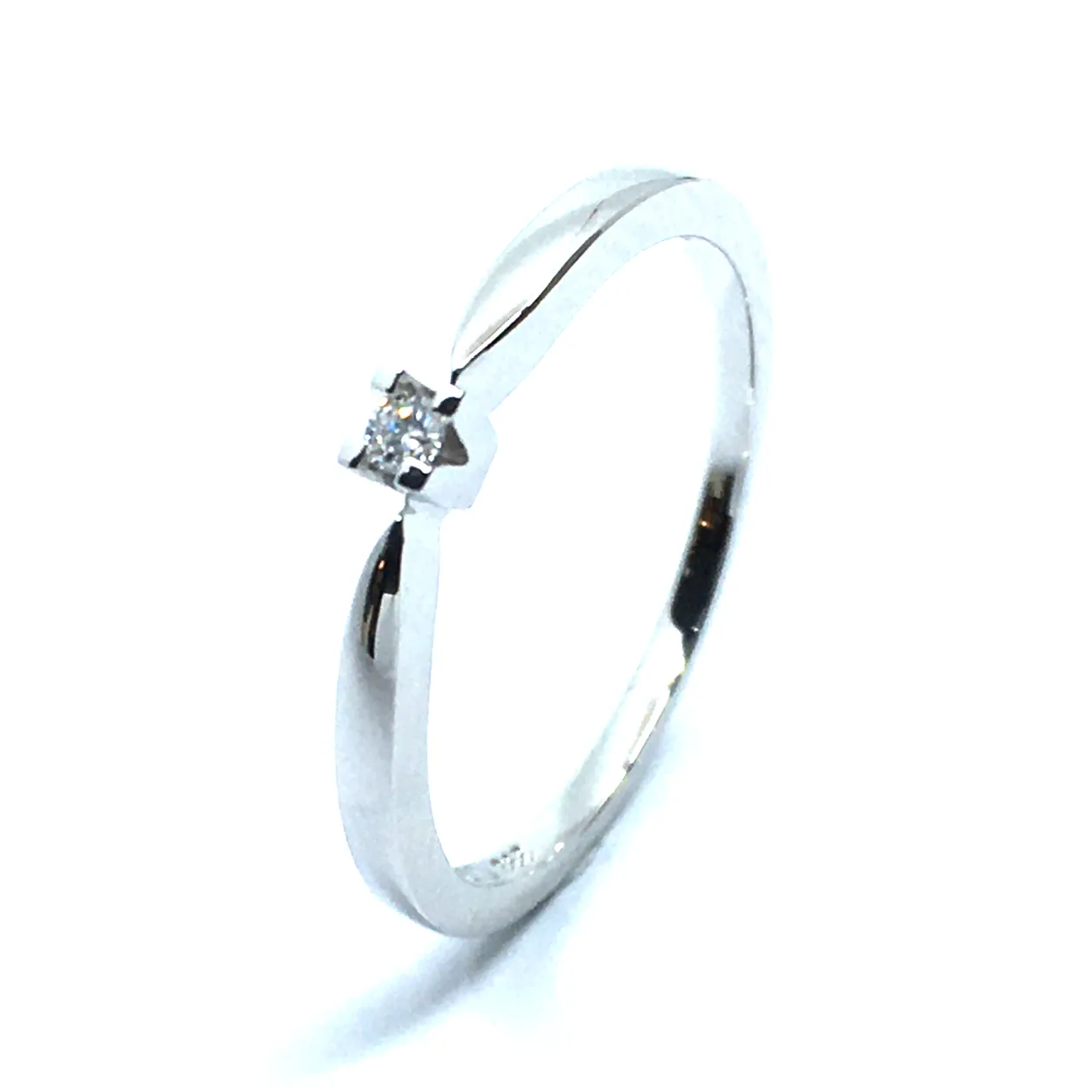 8 KT. HVIDGULD EVA RING MED BRILLANT 0,03 CT. W/SI