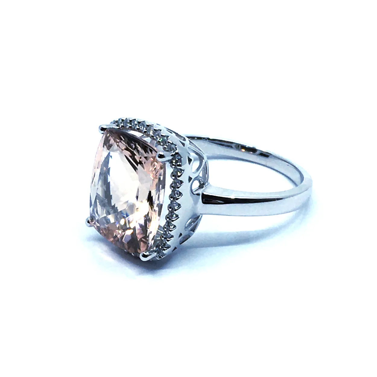 14 KT. HVIDGULD RING MED FIRKANTET PEACH MORGANITE + 0,132 CT. W/SI