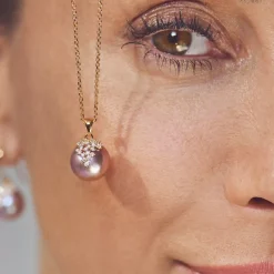 MADS Z CHLOE VEDHÆNG I 14 KARAT GULD MED ROSA KULTUR PERLE OG BRILLANTER - 1533025