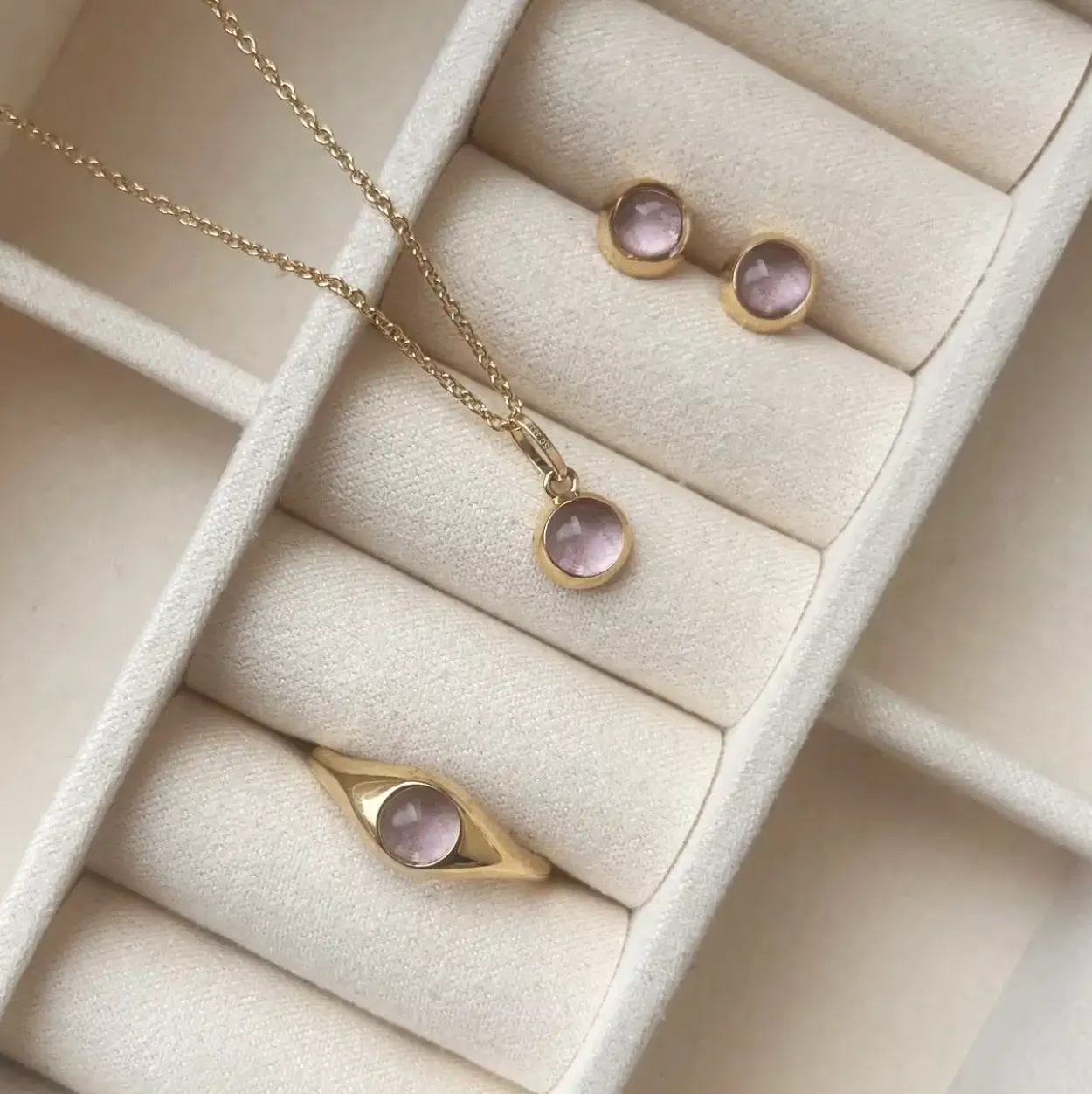 SCROUPLES ØRERING 8 KARAT GULD MED AMETYST - 124483