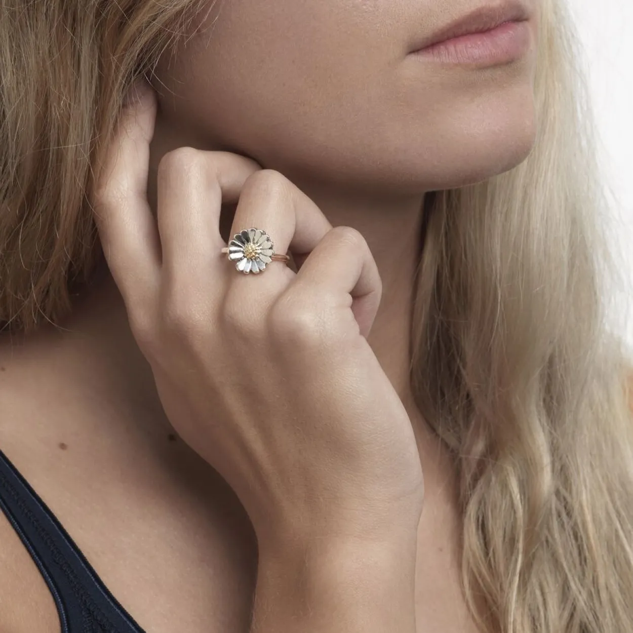 TROLLBEADS BELLIS RING SØLV MED 18 KARAT GULD MIDTE STØRRELSE 59 - TAGRI-00219