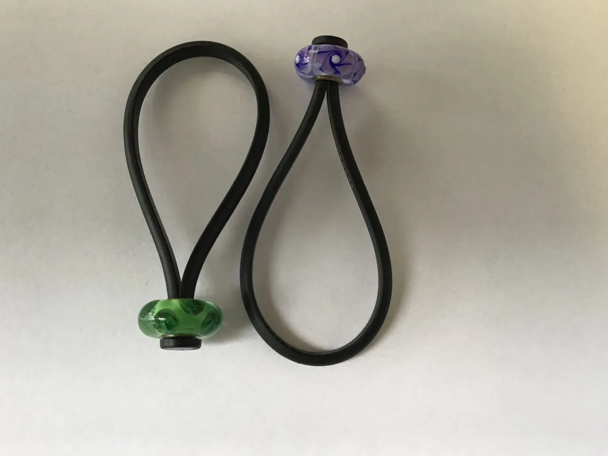 TROLLLBEADS UNIK NØGLERING MED GLAS KUGLE - TGLBO-00007